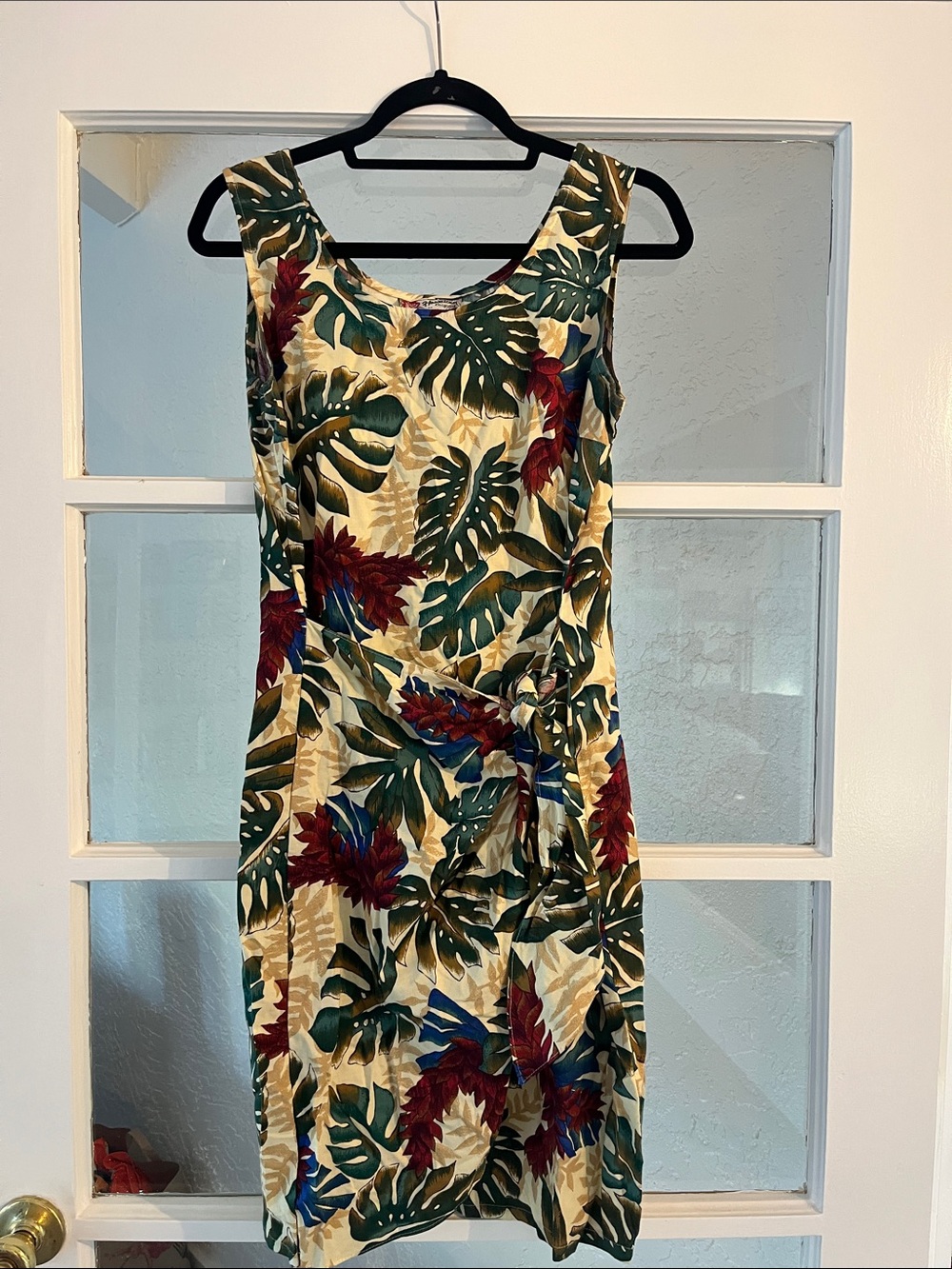 Vintage Sleeveless Tropical Print Dress in Cream with Green & Red Leaves